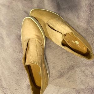 Dr. Scholl’s nude pink loafers